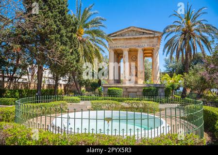 Die unteren Barrakka-Gärten und das Denkmal für den Alexander-Ball in Valletta, Malta. Stockfoto