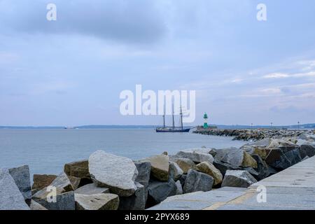 Maritime Szene auf dem Maulwurf im Stadthafen Sassnitz, Mecklenburg-Vorpommern, Insel Rugen, Deutschland, Europa. Stockfoto