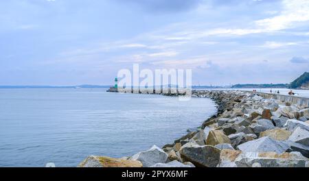 Maritime Szene auf dem Maulwurf im Stadthafen Sassnitz, Mecklenburg-Vorpommern, Insel Rugen, Deutschland, Europa. Stockfoto