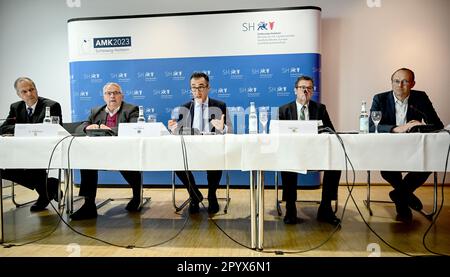 05. Mai 2023, Berlin: Werner Schwarz (CDU, l-r), Minister für Landwirtschaft, ländliche Gebiete, Europa und Verbraucherschutz von Schleswig-Holstein, Till Backhaus (SPD), Minister für Klimaschutz, Landwirtschaft, ländliche Gebiete und Umwelt von Mecklenburg-Vorpommern, Cem Özdemir (Bündnen 90/die Grün), Bundesminister für Ernährung und Landwirtschaft, Peter Hauk (CDU) Baden-Württemberg Minister für Ernährung, ländliche Gebiete und Verbraucherschutz und Wolfram Günther (Bündnis 90/die Grünen), sächsischer Staatsminister für Energie, Klimaschutz, Umwelt und Landwirtschaft, nehmen an einer Pressekonferenz Teil Stockfoto