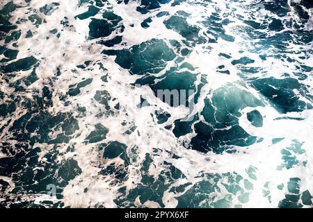 Blaue Wellen, weißer Meeresschaum-Hintergrund Stockfoto