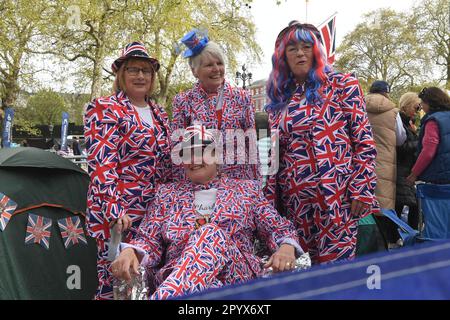 London, Großbritannien. 05. Mai 2023. Die Vorbereitungen für die Krönung von König Karl III. Haben ihren Höhepunkt am 5. Mai 2023 in London erreicht. Hunderte von Menschen warten bereits vor dem Buckingham Palace auf die spektakuläre Veranstaltung. Eine Zeltstadt mit Einwohnern aus der ganzen Welt ist entlang der Strecke der Krönungsprozession entstanden. Kredit: Alan Lexa/CTK Photo/Alamy Live News Stockfoto