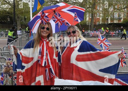London, Großbritannien. 05. Mai 2023. Die Vorbereitungen für die Krönung von König Karl III. Haben ihren Höhepunkt am 5. Mai 2023 in London erreicht. Hunderte von Menschen warten bereits vor dem Buckingham Palace auf die spektakuläre Veranstaltung. Eine Zeltstadt mit Einwohnern aus der ganzen Welt ist entlang der Strecke der Krönungsprozession entstanden. Kredit: Alan Lexa/CTK Photo/Alamy Live News Stockfoto