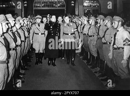 Baldur Benedikt von Schirach bei der Hitlerjugend im Berliner Sportpalast. Obergebietsführer Arthur Axmann, Graf Galeazzo Ciano und Baldur Benedikt von Schirach (von links). Unbezahltes Foto. [Maschinelle Übersetzung] Stockfoto