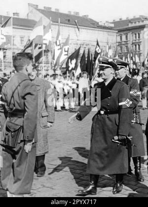 Baldur Benedikt von Schirach begrüßt Hitlerjugend in Wien im Jahr 1938. [Maschinelle Übersetzung] Stockfoto