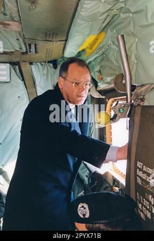 Dieses Foto zeigt den Bundesverteidigungsminister Rudolf Scharping auf einem Flug von Sarajevo (Sarajevo) nach Prizren im Kosovo zu einem Weihnachtsbesuch im KFOR-Kontingent der dortigen Bundeswehr. Dieses multinationale Kontingent der Kosovo-Truppe unter Führung der NATO wurde nach dem Kosovo-Konflikt nach Pristina entsandt, um die sichere Rückkehr der Flüchtlinge zu gewährleisten. [Maschinelle Übersetzung] Stockfoto