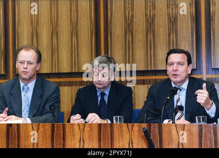 Von links nach rechts: BundesVerteidigungsminister Rudolf Scharping, Außenminister und Vizekanzler Joschka Fischer und Bundeskanzler Gerhard Schröder bei einer Pressekonferenz zum Kosovo-Konflikt. [Maschinelle Übersetzung] Stockfoto
