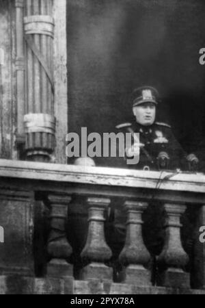 Benito Mussolini kündigte am 10. Juni 1940 vom Balkon seines Regierungssitzes, dem Palazzo Venezia in Rom, den Eintritt Italiens in den Krieg an und erklärte Frankreich und Großbritannien mit Publicity den Krieg. [Maschinelle Übersetzung] Stockfoto