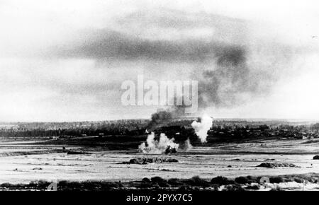 Deutscher Artilleriefeuer auf einer Bunkerlinie nahe Roszw 10km westlich von Kaluga. Foto: Plenik. [Maschinelle Übersetzung] Stockfoto