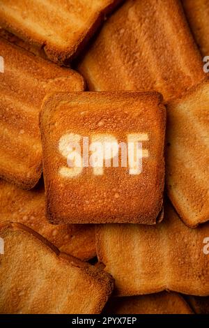 Konzept der SPF-Creme auf dem Hintergrund von Toastbrot. Stockfoto