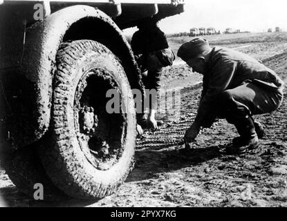 Deutsche Soldaten setzten Schneeketten auf ihren Truck, um sich im Schlamm der Straßen vorwärts zu bewegen. Foto: Hähle [maschinelle Übersetzung] Stockfoto