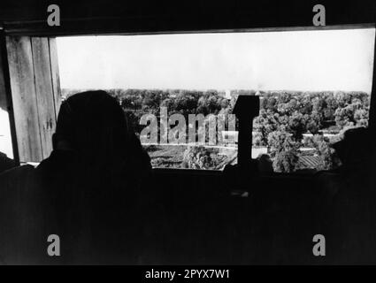 Blick von einem Wachturm auf das sowjetische Territorium an der deutsch-sowjetischen Grenzlinie in Polen. Foto: Cusian. [Maschinelle Übersetzung] Stockfoto