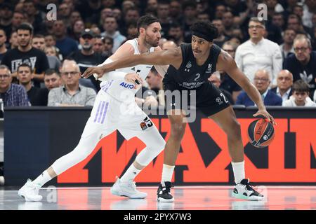 Belgrad, Serbien, 4. Mai 2023. Zach Leday von Partizan Mozzart Bet Belgrad tritt gegen Rudy Fernandez von Real Madrid während des Play Offs Game 4 - 2022/2023 Turkish Airlines EuroLeague-Spiels zwischen Partizan Mozzart Bet Belgrad und Real Madrid in der stark Arena in Belgrad, Serbien, an. 4. Mai 2023. Kredit: Nikola Krstic/Alamy Stockfoto