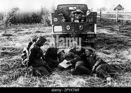 Deutsche Soldaten der Guderian-Panzergruppe lasen einen Brief während einer marschpause. Foto: Engelhardt. [Maschinelle Übersetzung] Stockfoto