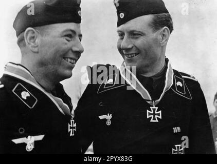 Die Empfänger des Ritterkreuzes Heinrich Becker und Gerhard Niemek (8./Panzerregiment 31, Südteil der Ostfront) nach Erhalt des Ritterkreuzes. Foto: Kraayvanger [automatisierte Übersetzung] Stockfoto