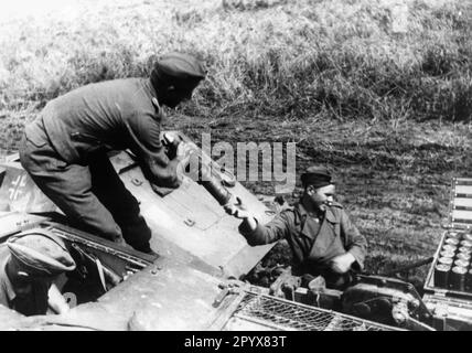 Eine Angriffswaffe III wird mit Munition beschossen. Hinter der Waffe ein SdKfz. 252, ein Munitionstransporter, basierend auf einem Fahrzeug auf halbem Gleis. Foto: Knödler. [Maschinelle Übersetzung] Stockfoto