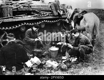 Die Besatzung eines Panzers IV an der Ostfront, die Maschinengewehrmunition vor ihrem Panzer IV Foto: Lohse. [Maschinelle Übersetzung] Stockfoto