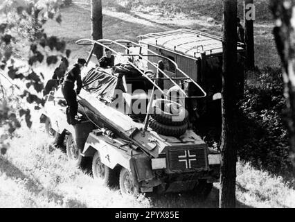 Deutsches gepanzertes Aufklärungsfahrzeug SdKfz 232 mit Funkantenne an der Ostfront, Kommandofahrzeug eines Kommandanten vor dem Angriff auf die Sowjetunion. Foto: Hochscheidt. [Maschinelle Übersetzung] Stockfoto