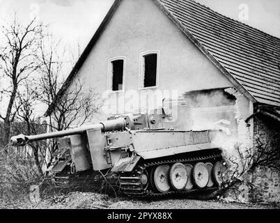 Demonstration eines Panzer VI auf einem Manövrierplatz. [Maschinelle Übersetzung] Stockfoto
