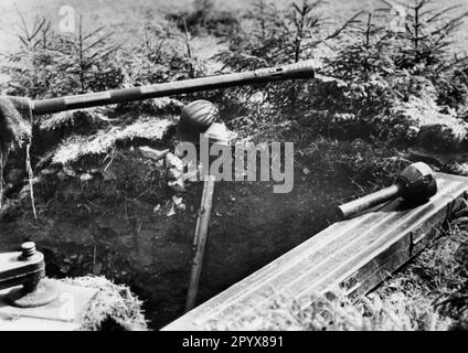 In einer Flugabwehr-Position liegen Bazookas und rechts eine geformte Ladung bereit. Foto: Comb [maschinelle Übersetzung] Stockfoto