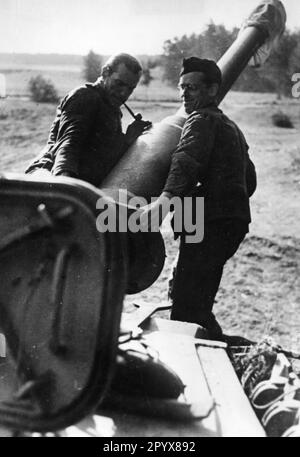 In einer Werkstatt hinter der Front arbeiten Soldaten einer instantsetzungskompanie am Gewehrlauf eines Tigerpanzers. PK-Foto: Scher. [Maschinelle Übersetzung] Stockfoto