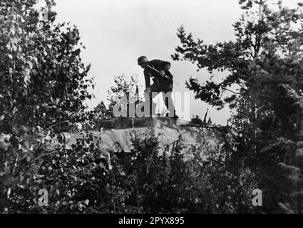 Bewaffnete Waffen-SS-Personalträger während der Kämpfe an der Ostfront. Foto: Schrammer [automatisierte Übersetzung] Stockfoto