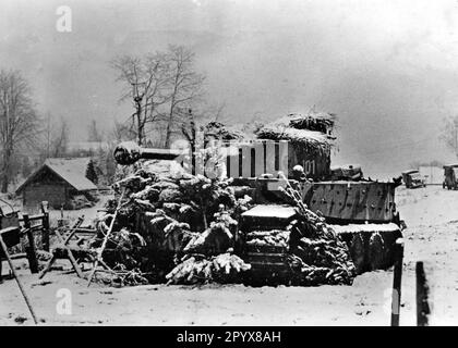 Deutscher Tigerpanzer im Schnee hinter einem Baum im Newel-Schlachtgebiet an der Westfront. PK-Foto: Stöpfgeshoff. [Maschinelle Übersetzung] Stockfoto