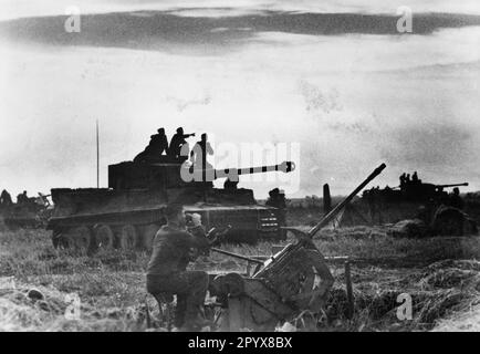 Panzer VI. Tiger an der Ostfront. Im Vordergrund befindet sich eine 2cm-mm-Flugabwehrwaffe zum Schutz vor Angriffen der russischen Luftwaffe. Stockfoto