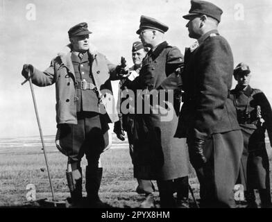 Der Kommandeur der 1. Fallschirmabteilung Richard Heidrich (links) mit Offizieren an einem vorderen Abschnitt im mittleren Abschnitt der Ostfront. Foto: General Jordan. [Maschinelle Übersetzung] Stockfoto