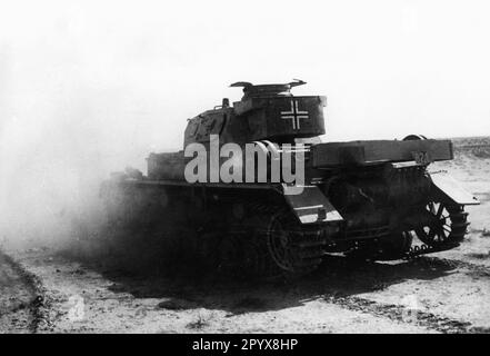 Deutscher Panzer IV des Afrika-Korps in der ägyptischen Wüste. Foto: Borchardt. [Maschinelle Übersetzung] Stockfoto