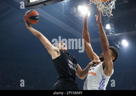 Belgrad, Serbien, 4. Mai 2023. Walter Tavares von Real Madrid versucht, Dante Exum von Partizan Mozzart Bet Belgrad während des Play Offs Game 4 - 2022/2023 Turkish Airlines EuroLeague-Spiels zwischen Partizan Mozzart Bet Belgrad und Real Madrid in der stark Arena in Belgrad, Serbien, zu blockieren. 4. Mai 2023. Kredit: Nikola Krstic/Alamy Stockfoto