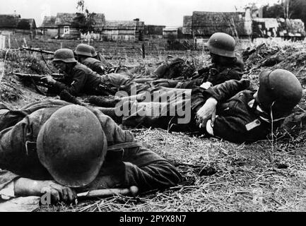 Infanterieeinheit im Kampf an der Ostfront. Rechts, ein verwundeter und behelfsmäßiger Offizier, ein Leutnant. Foto: v. Estorff [automatisierte Übersetzung] Stockfoto