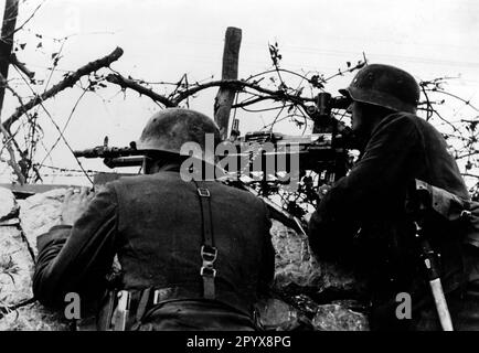 Deutsche Soldaten mit einem MG 34 auf einem Waffenwagen während der Kämpfe an der Ostfront. Foto: Cherry [maschinelle Übersetzung] Stockfoto