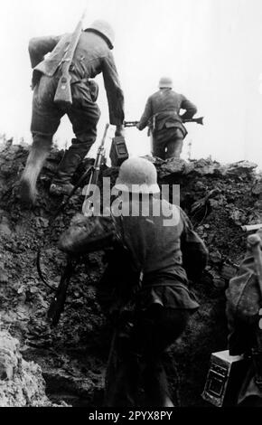 Ein deutscher Maschinenschütze mit den Gunnern 1 und 2 verließ den Graben während eines Angriffs in der Nähe von Rschew im mittleren Abschnitt der Ostfront. Foto: Hermann [maschinelle Übersetzung] Stockfoto