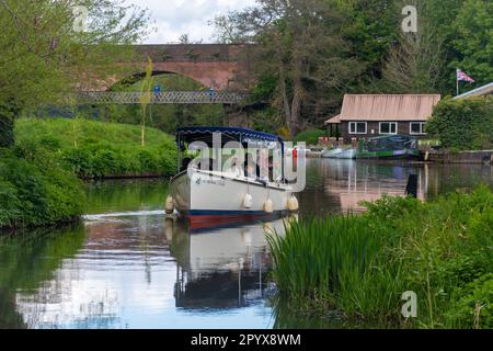 Menschen, die eine Bootsfahrt auf dem River Wey Navigations in Dapdune Wharf auf dem National Trust Boot Dapdune Belle, Guildford, Surrey, England, Großbritannien genießen Stockfoto