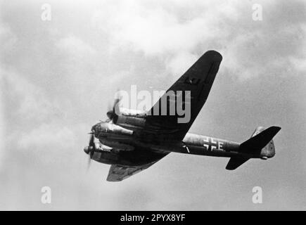 Ein deutsches Junkers Ju 88-Kampfflugzeug auf einer Mission über der Ostfront. Foto: Sperling. [Maschinelle Übersetzung] Stockfoto