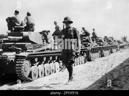 Eine Säule von Panzerkampfwagen II des deutschen Afrika-Korps, die auf einer Straße in der Nähe von Tripolis (modernes Libyen) steht. Vermutlich gehören die Tanks auf dem Foto zu den Einheiten, die von der 5. Zur 21. Panzerdivision transferiert wurden. [Maschinelle Übersetzung] Stockfoto