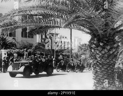 Parade des deutschen Afrika-Korps in Tripolis. Die Truppen fahren auf der Straße vorbei an ihrem Kommandanten Generalleutnant Erwin Rommel (in der Offiziersgruppe auf der linken Straßenseite). Auf dem Bild ist die Haltung des kommandierenden Generals eines Korps. Foto: Boecker [maschinelle Übersetzung] Stockfoto