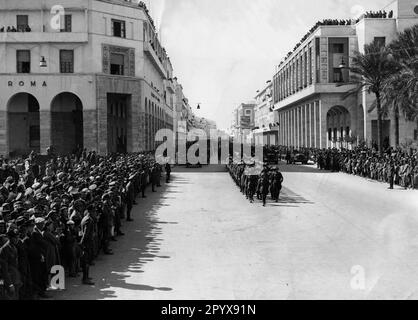 Deutsche Truppen des Afrika-Korps marschieren im Februar 1941 nach Tripolis (modernes Libyen). [Maschinelle Übersetzung] Stockfoto