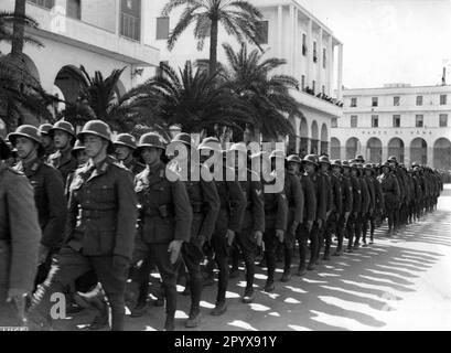 Deutsche Truppen des Afrika-Korps marschieren im Februar 1941 nach Tripolis (modernes Libyen). [Maschinelle Übersetzung] Stockfoto