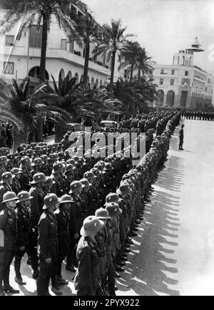 Im Februar 1941 stehen deutsche Truppen des Afrika-Korps in Tripolis (modernes Libyen) Schlange. [Maschinelle Übersetzung] Stockfoto