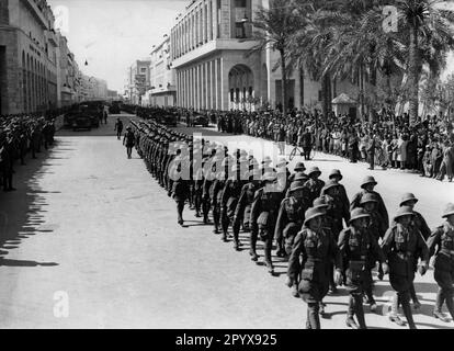 Deutsche Truppen des Afrika-Korps marschieren im Februar 1941 nach Tripolis (modernes Libyen). [Maschinelle Übersetzung] Stockfoto