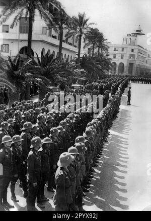 Truppen des deutschen Afrika-Korps stehen in Tripolis in Schlange. Foto: Luce [automatisierte Übersetzung] Stockfoto