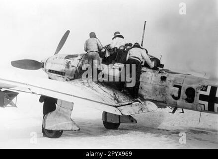 'Junkers Ju 87 ''Stuka'' auf einem Flugplatz nahe Gostino im nördlichen Teil der Ostfront. Auf der Motorhaube des Flugzeugs befindet sich das Emblem des 7./Stukageschwader 1. Foto: Reimers. [Maschinelle Übersetzung]' Stockfoto