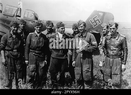 Deutsche Stukas-Besatzungen, bevor sie zu einer Mission gegen Brücken über den Don im südlichen Abschnitt der Ostfront starten. Foto: Knudsen [automatisierte Übersetzung] Stockfoto