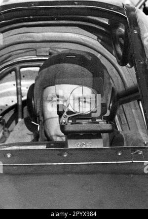 Pilot eines deutschen Tauchbombers im Cockpit hinter dem Tauchbomber-Anblick. Foto: Hans Schaller [maschinelle Übersetzung] Stockfoto