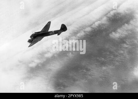 Ein deutsches Junkers Ju 88-Kampfflugzeug vor einem Tauchangriff auf sowjetische Positionen auf der Krim. Foto: Schubert. [Maschinelle Übersetzung] Stockfoto