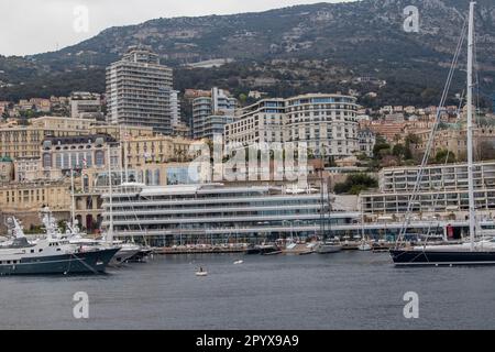 La Condamine Monaco, April 22. 2023:- Ein Blick auf Port Hercules, den Haupthafen von Monaco, befindet sich in der La Condamine Station. Stockfoto