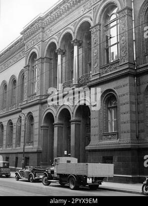 "Blick auf die Fassade des Lehrgebäudes der Alten Kriegsakademie, seit 1858 offiziell "'Königlich Preußische Kriegsakademie'", an der Dorotheenstraße 58/59 in Berlin-Mitte. [Maschinelle Übersetzung]' Stockfoto