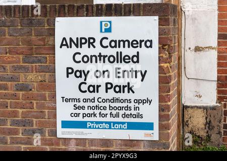 ANPR-Kamera-gesteuerte Zahlung auf dem Parkplatz, Hinweis oder Schild. Kostenpflichtiger Parkplatz, automatische Nummernschilderkennung Stockfoto